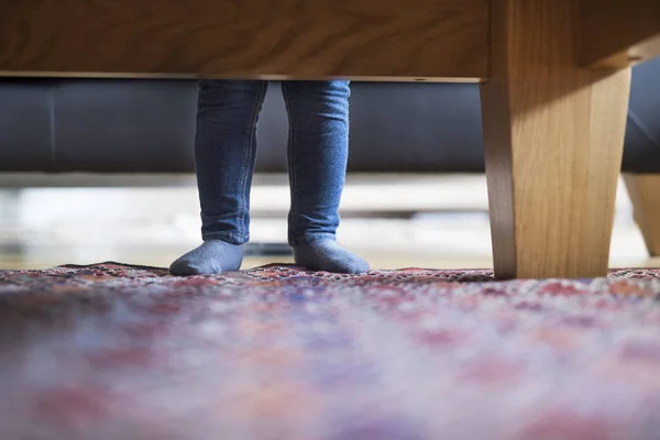 Kleine Mädchen Beine zu Hause. — Stockfoto