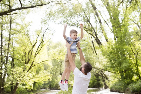 Unga far med liten pojke, solig vårdag. — Stockfoto