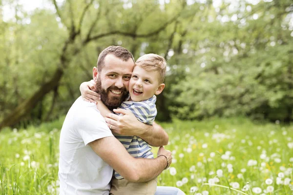 Padre joven con niño pequeño, día soleado de primavera . — Foto de Stock