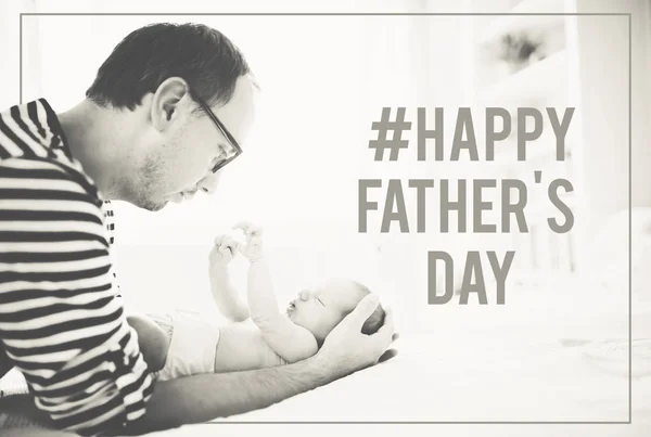 Joven padre sosteniendo a su bebé recién nacido. Día de los padres . — Foto de Stock