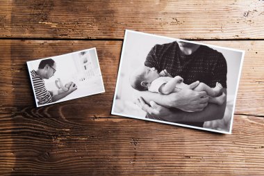 Baba ve bebek, ahşap arka plan resimleri. Babalar günü.