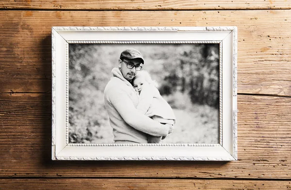 Bild von Vater mit Tochter im Park. Vatertagskonzept. — Stockfoto