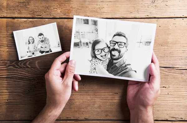 Obrázky z otce a dcery, dřevěné pozadí. Den otců. — Stock fotografie