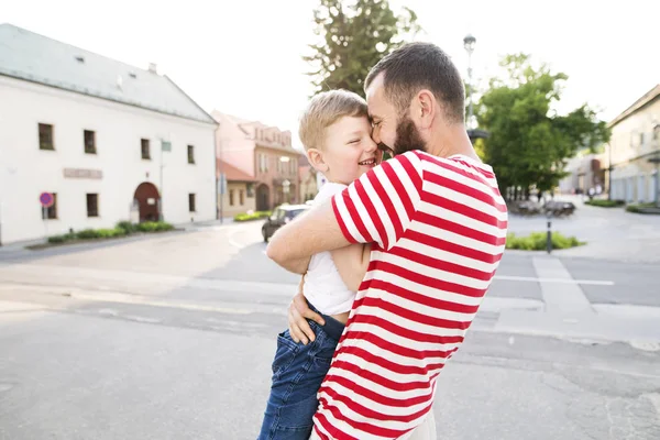 Young father with little boy, sunny spring day. — Stock Photo, Image
