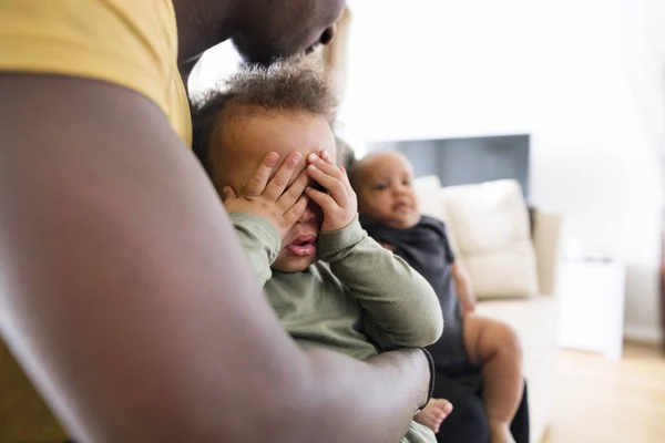 Unrecognizable afro-american father holding his little daughter — Stock Photo, Image