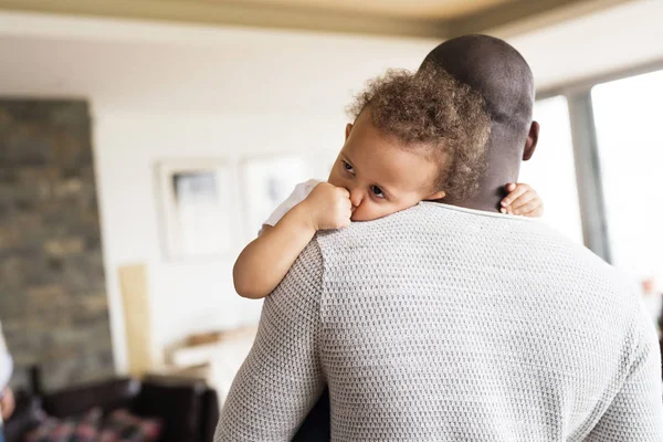 Unrecognizable afro-american father holding his little daughter — Stock Photo, Image