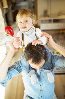 Genç baba evde onun küçük oğlu sırtlama veren.