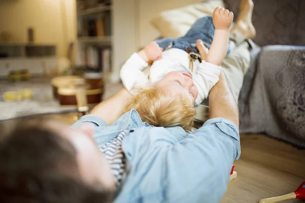 Genç baba evde küçük oğlu ile oynamak. — Stok fotoğraf