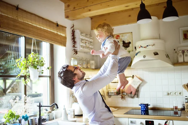 ビジネスマン来る空気の高い彼の息子を保持しているホーム. — ストック写真
