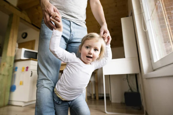 Unrecognizable father holding hands of little daughter. — Stock Photo, Image