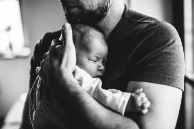 Tanınmayan baba evde onun yeni doğan bebek kız holding.