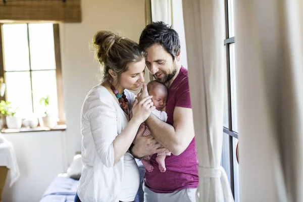 아름 다운 젊은 부모 그들의 귀여운 아기 딸을 잡고. — 스톡 사진