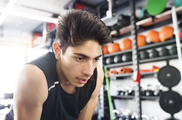 Hombre hispano joven en forma de camisa negra sin mangas en el gimnasio —  Fotos de Stock