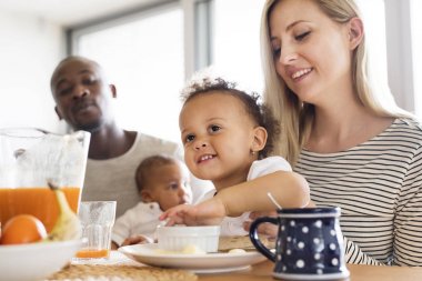 Kahvaltı Küçük çocuklu genç Interracial aile.