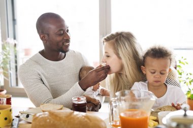Kahvaltı Küçük çocuklu genç Interracial aile.
