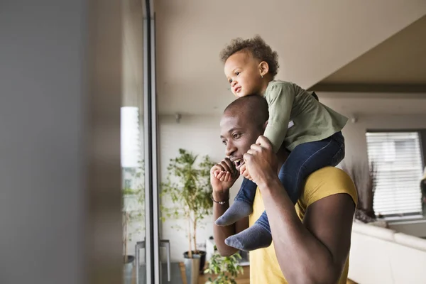 Jeune père afro-américain avec sa petite fille à la maison . — Photo