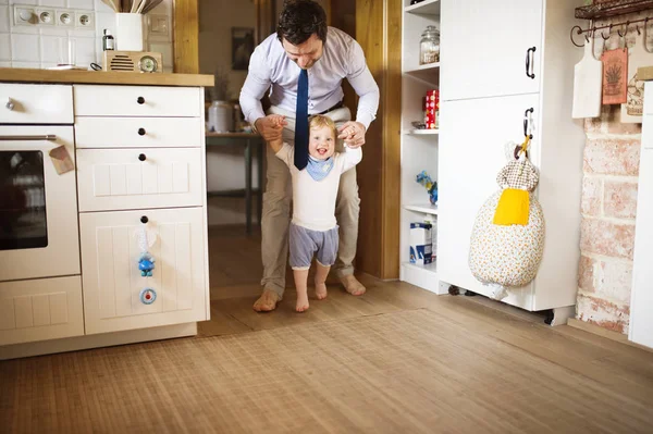 Genç işadamı elele oğlu alarak ilk adımlar. — Stok fotoğraf