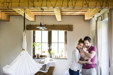 Şirin Bebek kızları tutan güzel anne.