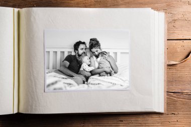 Genç aile fotoğrafı ile fotoğraf albümü. Babalar günü.