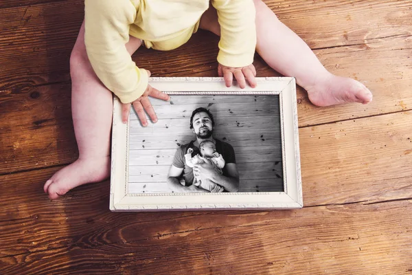 无法识别婴儿手持家庭照片。父亲节. — 图库照片