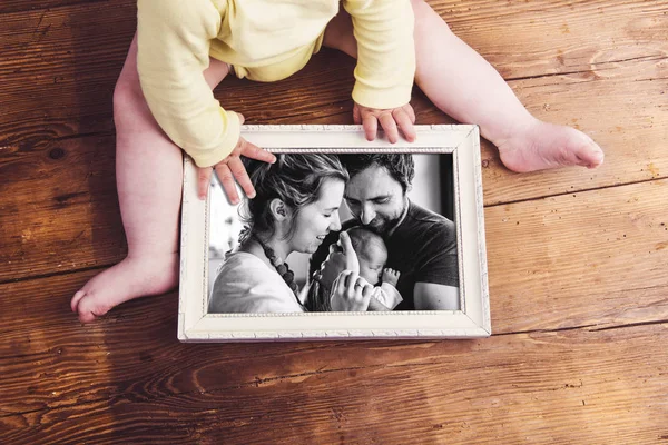 Bambino irriconoscibile con foto di famiglia in mano. Giorno di padri . — Foto Stock