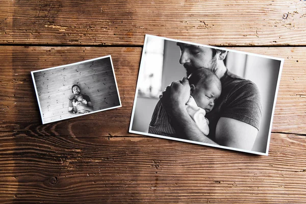 Bilder på far och baby, trä bakgrund. Fars dag. — Stockfoto