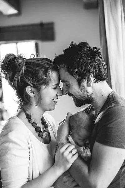 Όμορφη νεαρή γονείς κρατώντας την κόρη τους χαριτωμένο μωρό. — Φωτογραφία Αρχείου