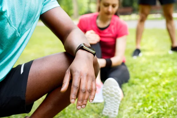 Correndo casal alongamento e aquecimento no parque antes do treinamento — Fotografia de Stock