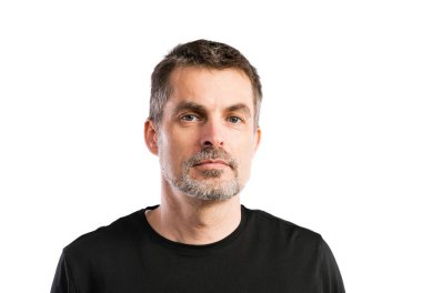 Siyah t-shirt hipster adam olgun. Stüdyo çekim, izole.