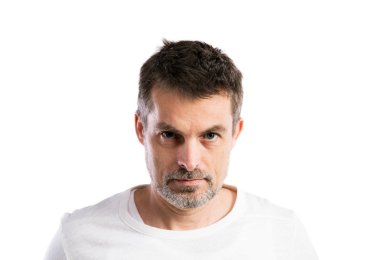 Beyaz t-shirt hipster adam olgun. Stüdyo çekim, izole.