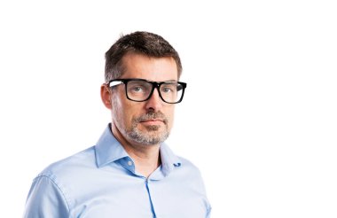 Mavi tişörtlü hipster adam olgun. Stüdyo çekim, izole.