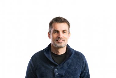 Mavi kazaklı hipster adam olgun. Stüdyo çekim, izole.