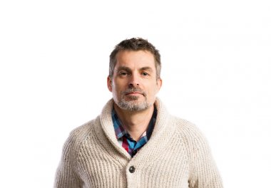 Bej kazaklı hipster adam olgun. Stüdyo çekim, izole.