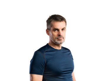 Mavi t-shirt hipster adam olgun. Stüdyo çekim, izole.