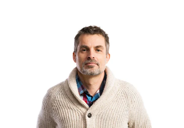 Mature hipster man in beige sweater. Studio shot, isolated. — Stock Photo, Image