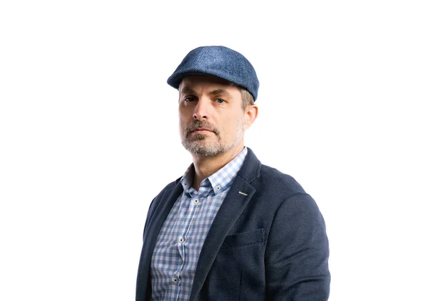 Mature hipster man in shirt, jacket and hat. Studio shot, isolat — Stock Photo, Image