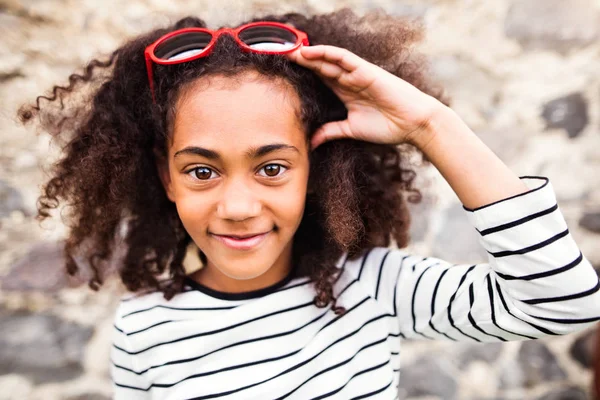 Bella ragazza afro-americana con occhiali da sole contro la pietra wa — Foto Stock