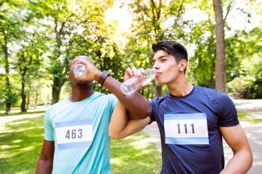 Koş, içme suyu için hazırlanan iki genç sporcular.