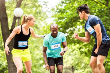 Genç Afro-Amerikan erkek arkadaş bitiş çizgisinde grubu yerleştirmek.