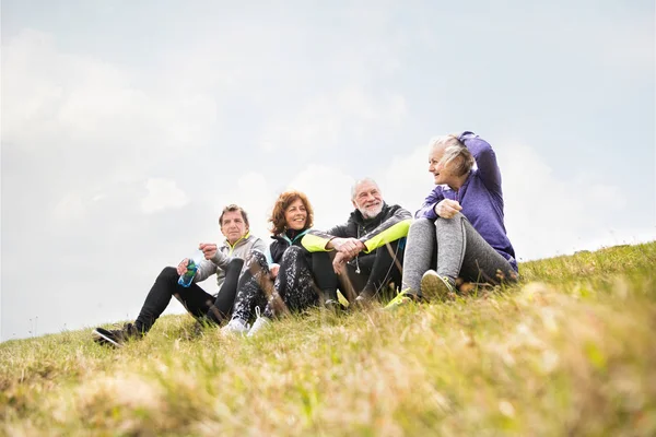 Grupo de corredores senior al aire libre, descansando y hablando . —  Fotos de Stock