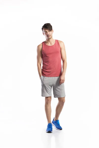 Stilig fitness mannen i rött linne, studio skott. — Stockfoto