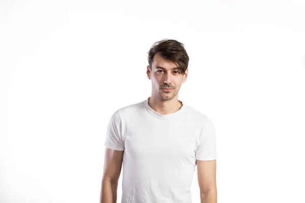 Stilig fitness mannen i vit t-shirt, studio skott. — Stockfoto
