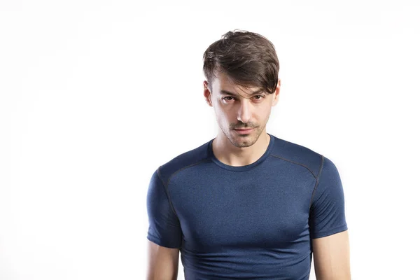 Bello fitness man in t-shirt blu, ripresa in studio . — Foto Stock