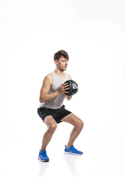 Schöner Fitnessmann mit Medizinball, Studioaufnahme. — Stockfoto