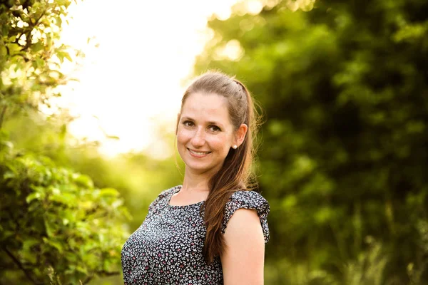 Schöne junge Frau trägt Sommerkleid draußen in der Natur. — Stockfoto