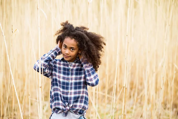 非洲裔美国女孩在户外领域的格子衬衣. — 图库照片