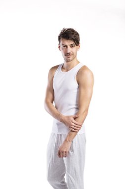 Yakışıklı fitness adam beyaz kolsuz bluz gömlek, stüdyo vurdu.