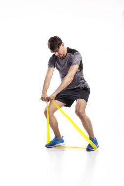 Lastik bant, atış studio ile çalışma dışarı yakışıklı fitness adam.