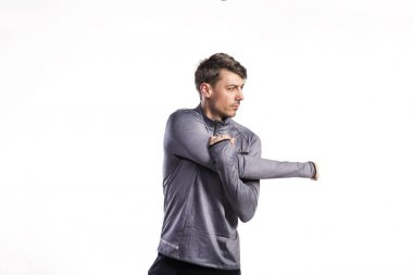 Adam gri sweatshirt germe kollarında, stüdyo çekim uygun.