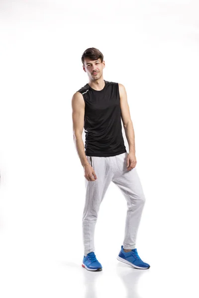 Yakışıklı fitness adam beyaz kolsuz bluz gömlek, stüdyo vurdu. — Stok fotoğraf